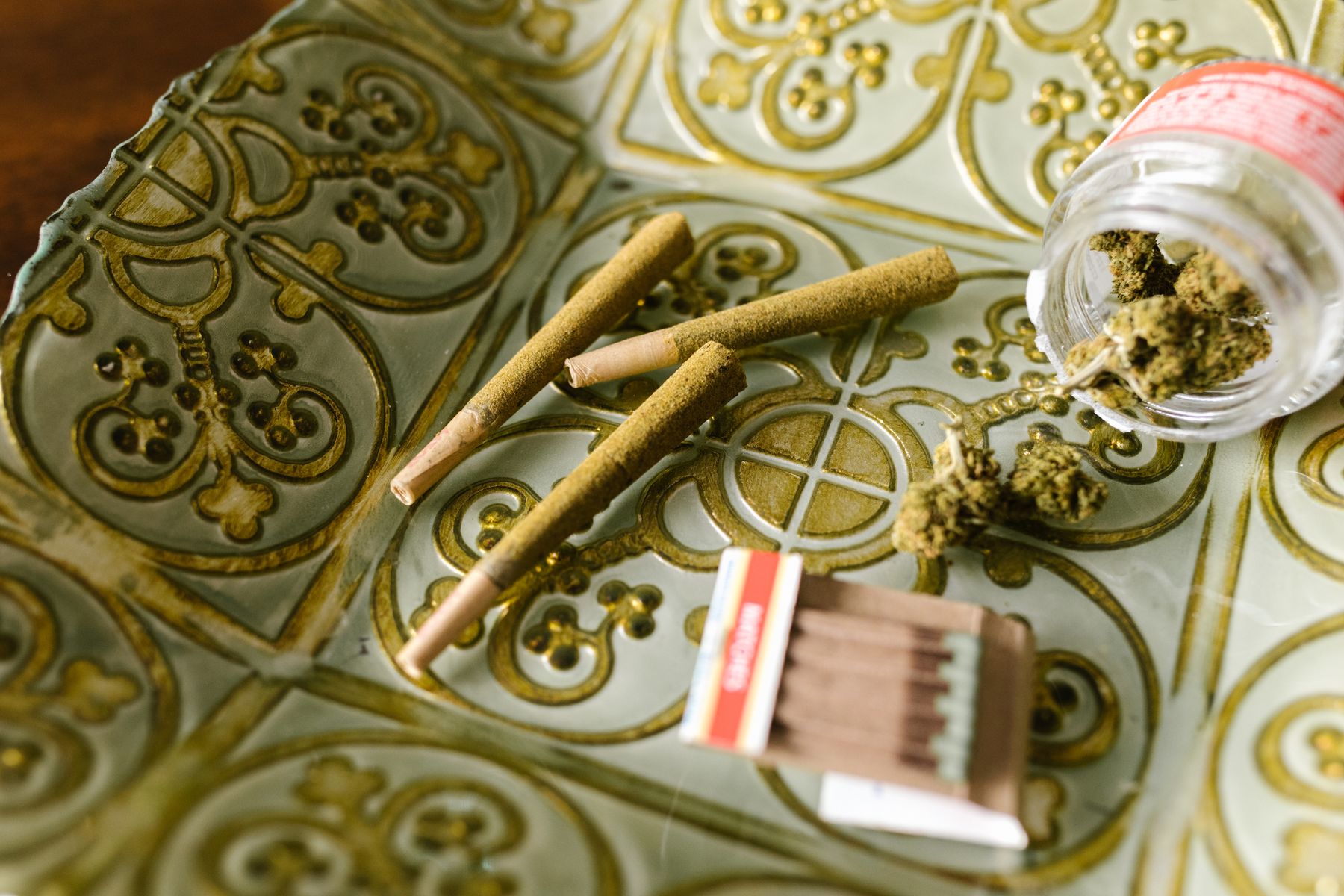 Finished coated pre-rolls arranged on a tray